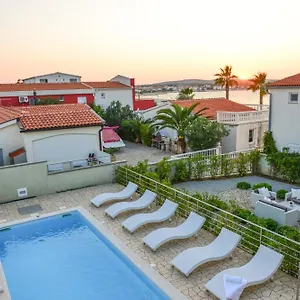Apartment Sunset Deluxe, Vir